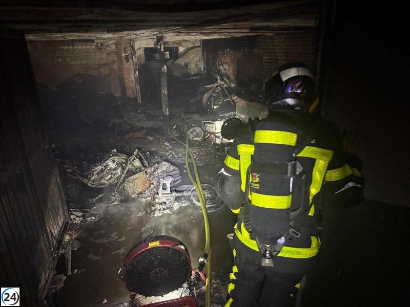 Bomberos rescatan cachorra de las llamas en un chalet en Villarejo de Salvanés.