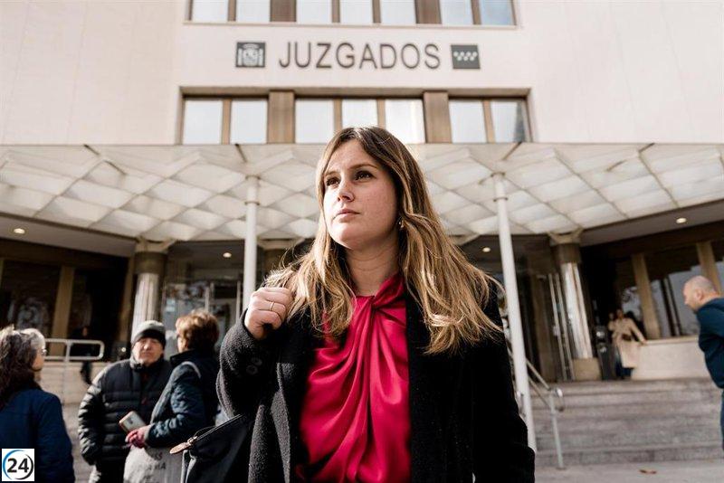 Familias demandan la búsqueda de ex altos funcionarios de Ayuso por ignorar citaciones sobre residencias.