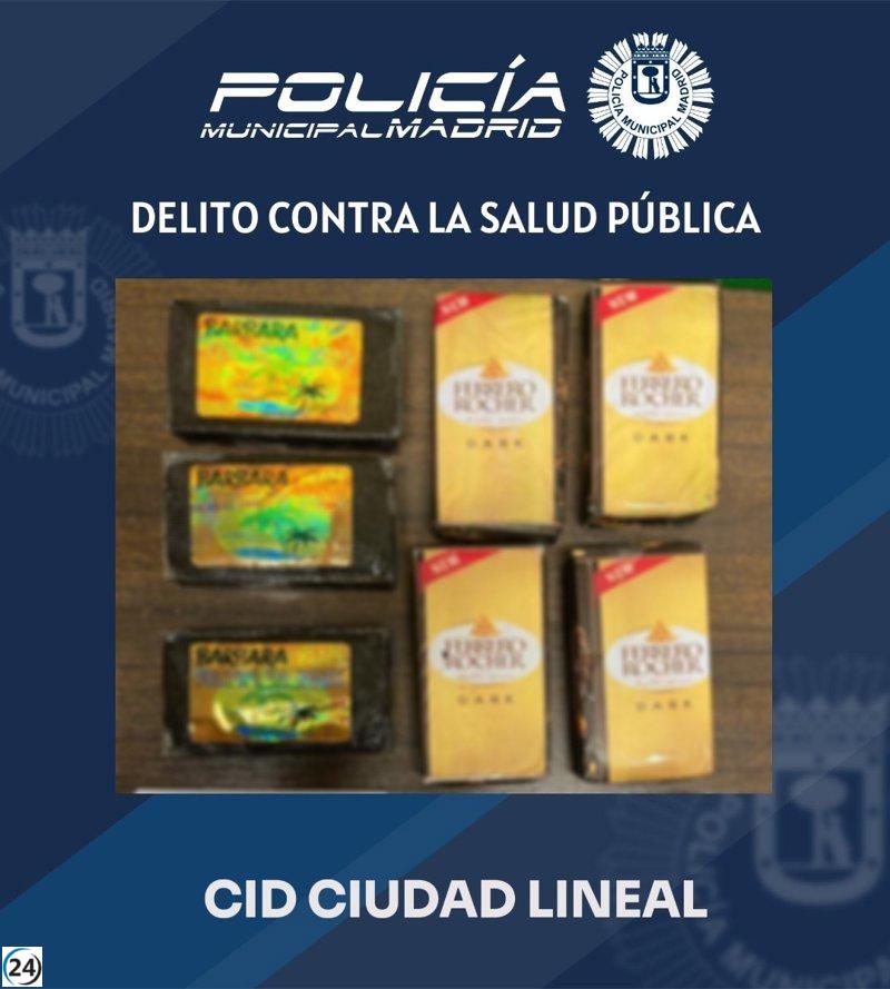 Arrestado por manejar sin licencia y transportar 800 gramos de hachís con el paragolpes dañado.