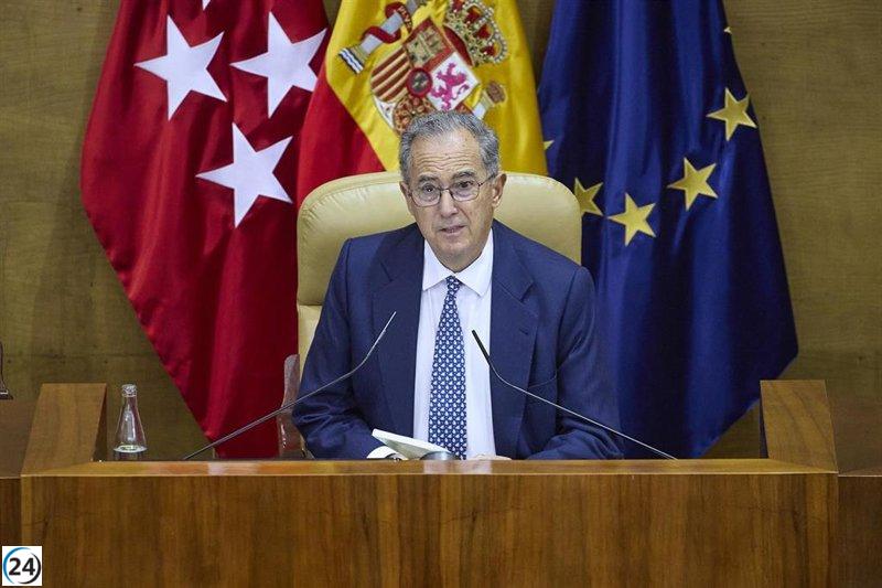 Un parlamentario del PSOE en Madrid colapsa durante la votación de los presupuestos de 2026.