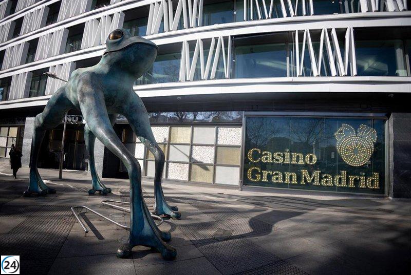 La rana gigante del Casino desafía el destino y se queda en Recoletos tras un revés legal.