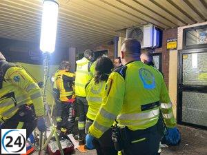 Dos jóvenes de 25 a 30 años sufren heridas críticas en Carabanchel tras ataque con cuchillo.