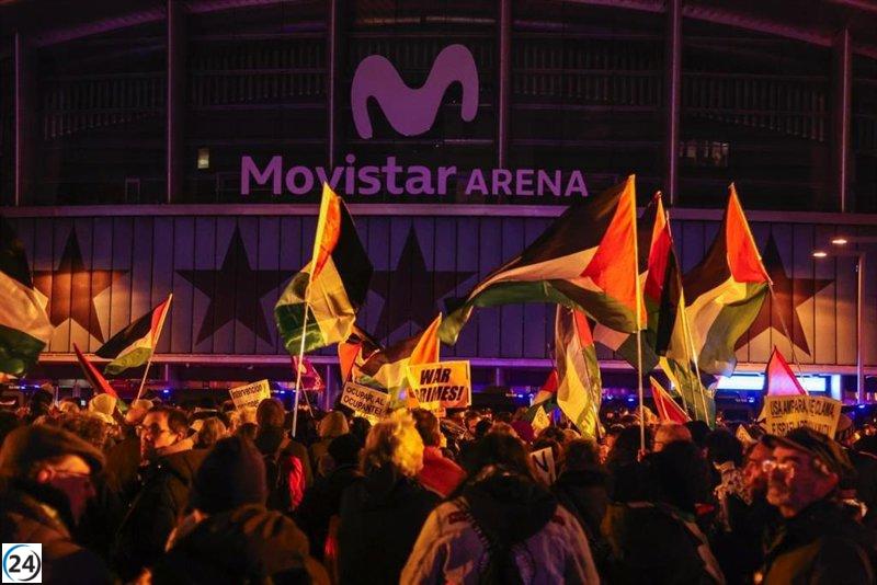 Activistas pro Palestina se manifiestan en el Movistar Arena exigiendo la salida de Maccabi Tel Aviv de Madrid.