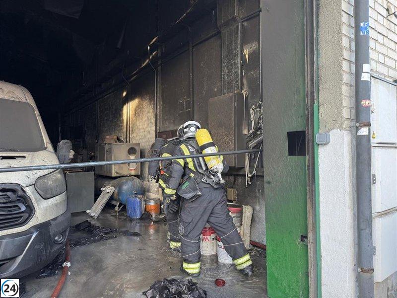 Bomberos combaten fuego en una fábrica de Humanes.
