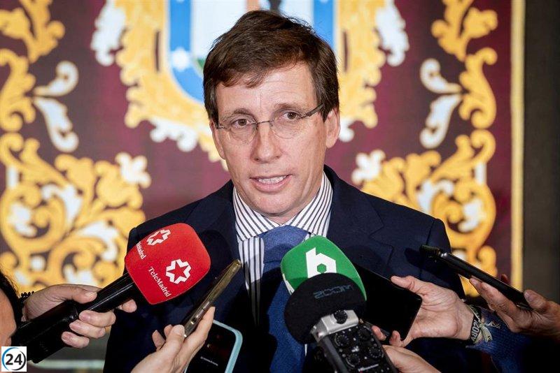 Almeida critica al Gobierno por demoras en la demolición de Campamento tras la aprobación municipal.