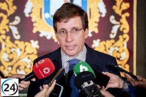 Almeida critica al Gobierno por demoras en la demolición de Campamento tras la aprobación municipal.