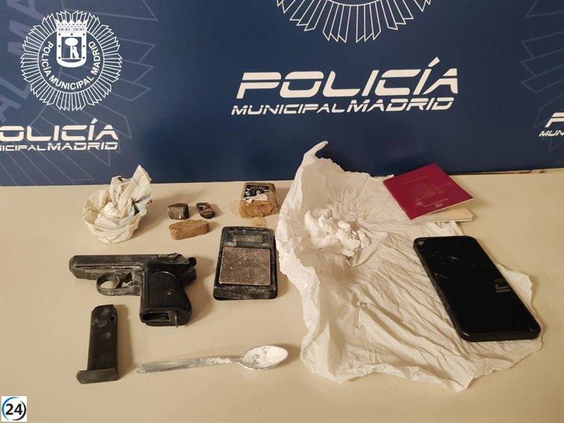 Arrestan a un conductor en Ciudad Lineal por tenencia de drogas, un arma y positivo en cocaína.