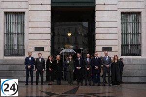Ayuso y su administración rinden homenaje a las víctimas de Adamuz con un minuto de silencio en la Puerta del Sol.
