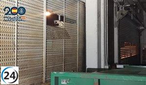 Detenidos tres ladrones al ser sorprendidos haciendo un boquete en una verja para entrar en una tienda.