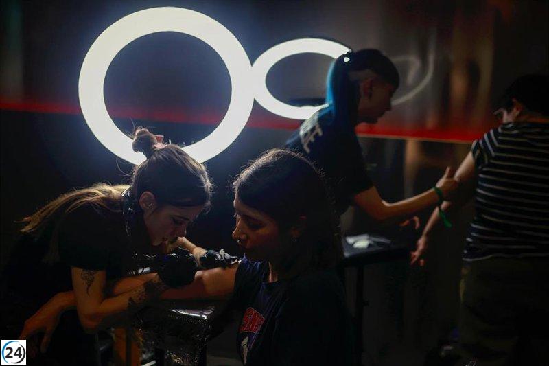 Madrid muestra su esencia turística en Fitur con tatuajes de claveles, madroños y gildas.