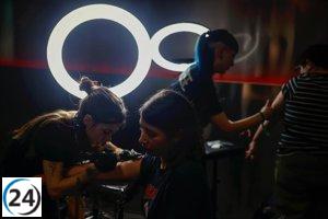 Madrid muestra su esencia turística en Fitur con tatuajes de claveles, madroños y gildas.