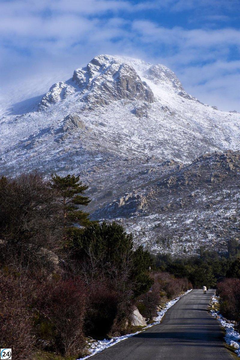 La Comunidad despliega 63 agentes y 15 quitanieves en las carreteras ante el caos por la nevada.