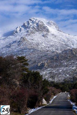 La Comunidad despliega 63 agentes y 15 quitanieves en las carreteras ante el caos por la nevada.