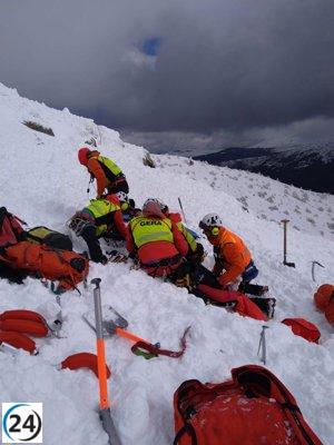 Esquiador de 25 años sufre lesiones menores tras avalancha en la vertiente sur de Peñalara.