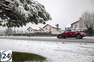 Navacerrada enfrenta serias dificultades por la nieve mientras el ERIVE asiste a conductores atrapados