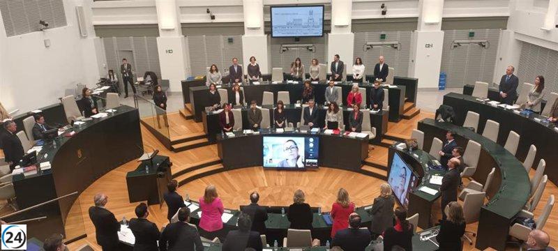 Cibeles rinde homenaje a las víctimas de Adamuz con un minuto de silencio en el Pleno.