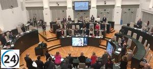 Cibeles rinde homenaje a las víctimas de Adamuz con un minuto de silencio en el Pleno.