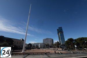 La Armada retira la bandera dañada en la Plaza de Colón y la reemplazará en breve.