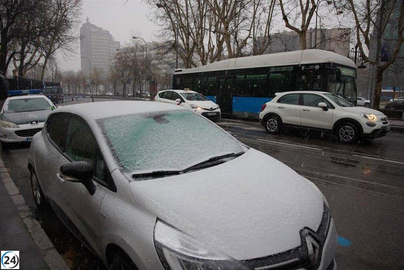 Madrid se enfrenta a un fuerte temporal de nieve: caos en las carreteras de la Sierra y acumulaciones en la ciudad.