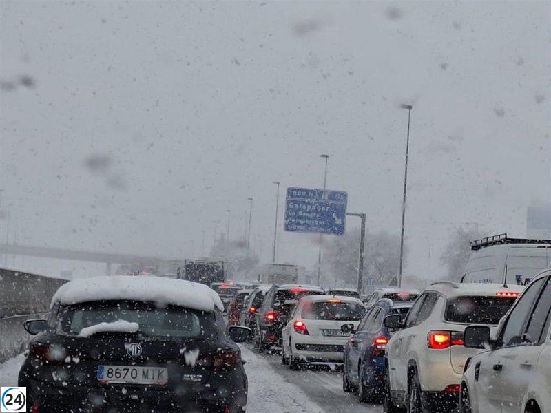 Afectados por las lluvias: La A-6 permanece bloqueada entre Guadarrama y Aravaca, con autos atrapados.