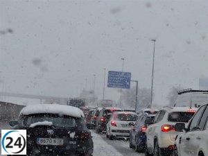 Afectados por las lluvias: La A-6 permanece bloqueada entre Guadarrama y Aravaca, con autos atrapados.