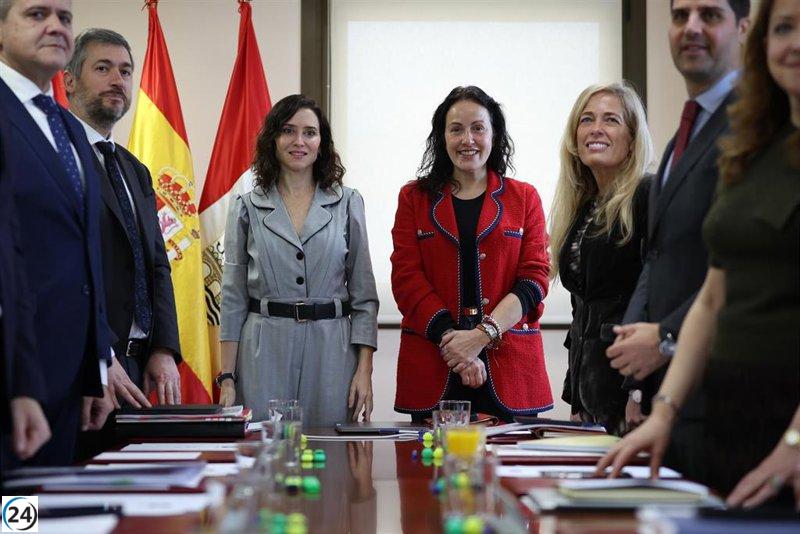 Ayuso advierte sobre el impacto negativo de regularizar a los migrantes en la gestión de servicios públicos.