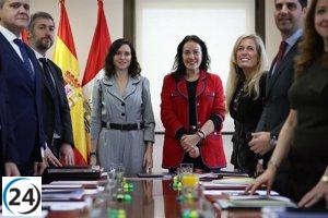 Ayuso advierte sobre el impacto negativo de regularizar a los migrantes en la gestión de servicios públicos.