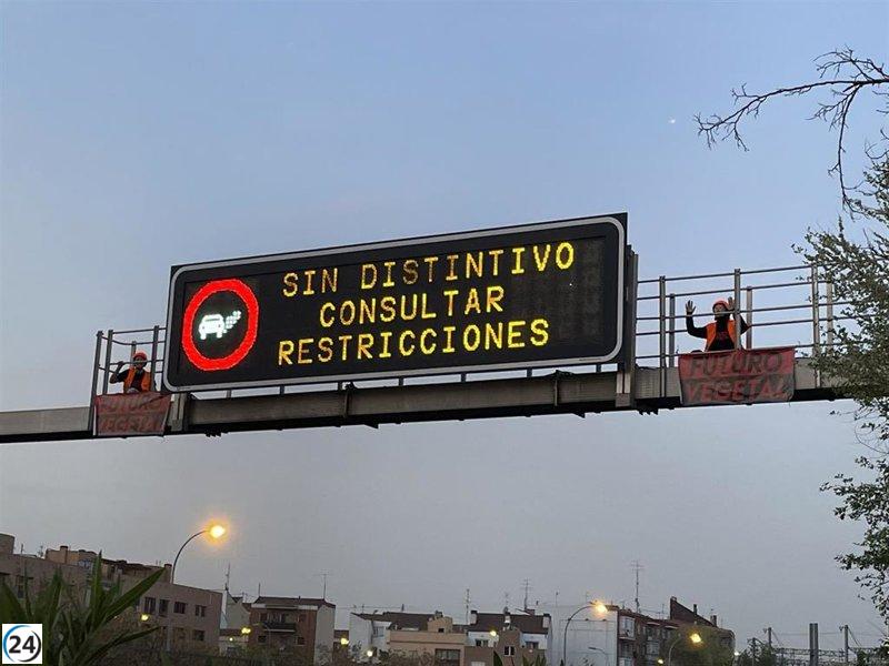 Activistas de Futuro Vegetal escalan señal luminosa en M-30 de Madrid.