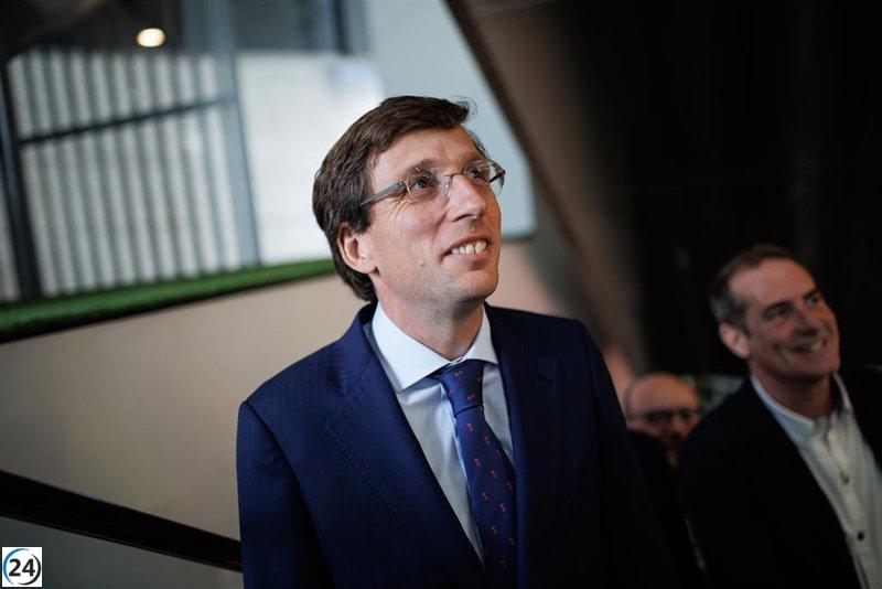 Almeida se pasea por Carabanchel en sus tardeos con vecinos y fotos en tiendas.