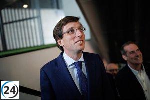 Almeida se pasea por Carabanchel en sus tardeos con vecinos y fotos en tiendas.