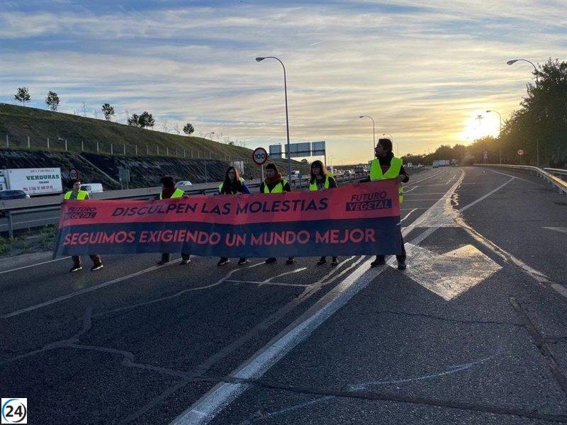 Activistas bloquean Mercamadrid en protesta por el consumo de carne.