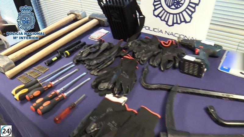 Desarticulada banda de ladrones en Usera al ser detenidos 8 de sus miembros mientras cambiaban matrículas.