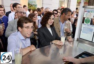 Ayuso y Almeida arrasan en Salamanca entre aplausos y fotos.