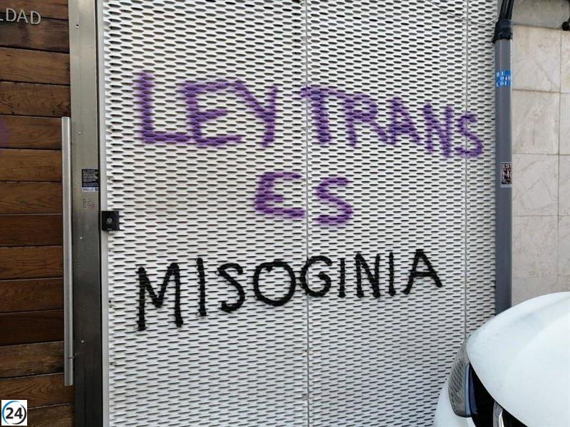 Pintadas contra Ley Trans en el Centro de la Mujer.