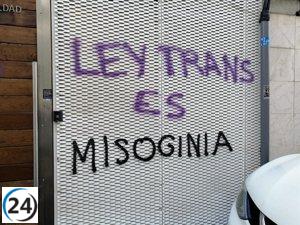 Pintadas contra Ley Trans en el Centro de la Mujer.