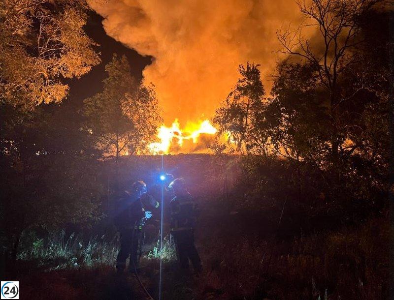 Extinción del incendio en planta de reciclaje de Colmenar Viejo.