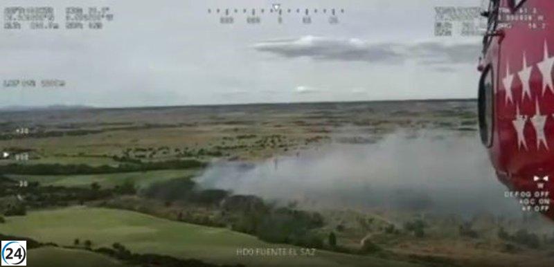 Bomberos luchan contra el fuego en Fuente el Saz del Jarama.