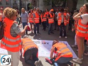 Protesta de afectados de Metro L7B recibe al atleta Fernando Cáliz y critica a Ayuso.