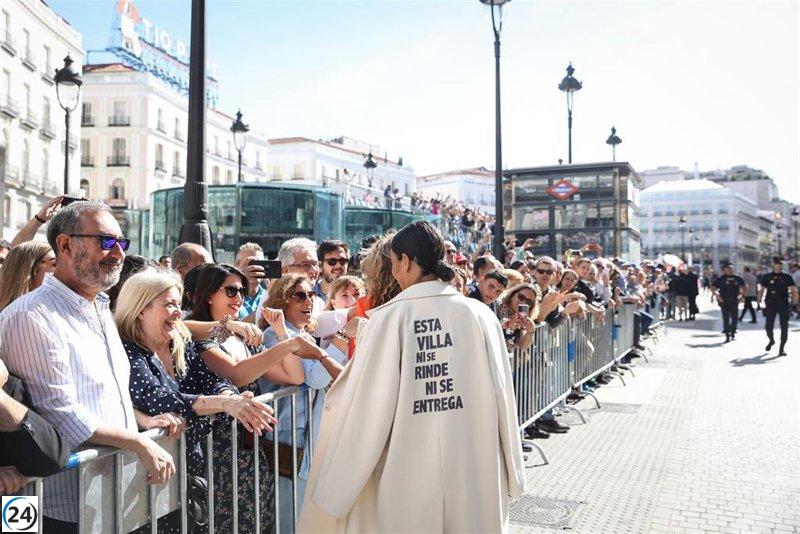Villacís porta abrigo con mensaje en el 2 de mayo: 