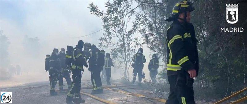 Apagado incendio en campo cercano al acceso de la A-6 a la M-30 en Moncloa.