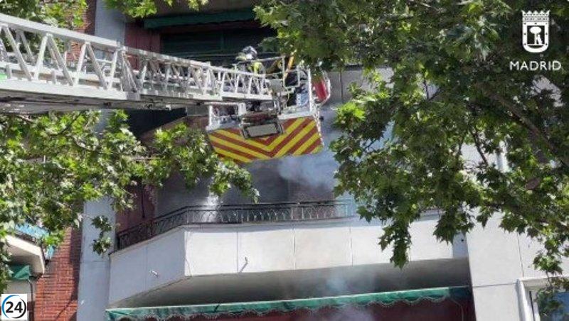 Dos personas afectadas en incendio de una casa en Embajadores, una fallece.