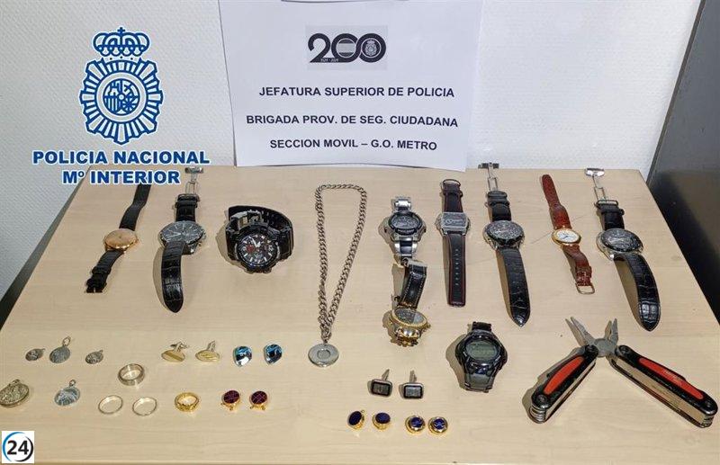 Dos ladrones detenidos con joyas robadas y herramientas de robo.