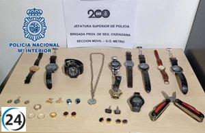 Dos ladrones detenidos con joyas robadas y herramientas de robo.