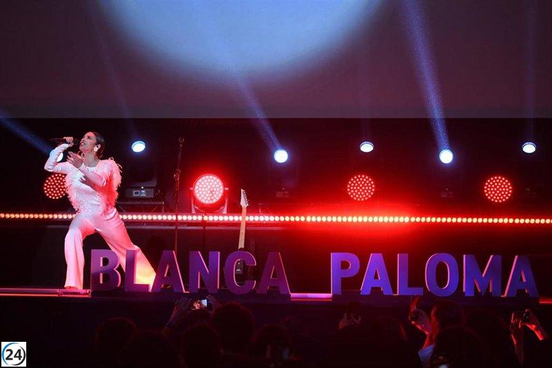 La cantante Blanca Paloma actúa en las Fiestas de San Isidro en la plaza Mayor de Madrid.