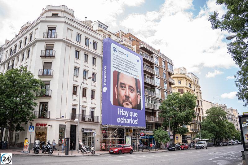 Podemos cuelga lona de Pablo Casado en Salamanca sobre el hermano de Ayuso.