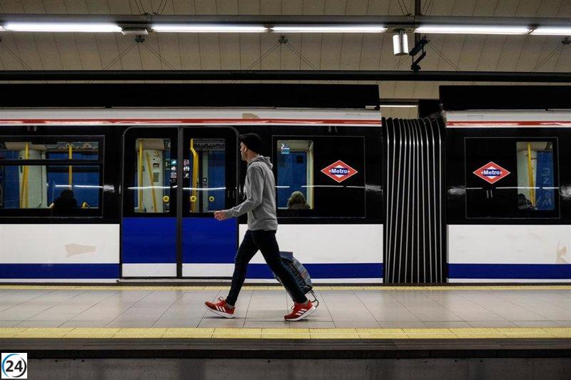 Un travieso perro detiene servicio en la L5 del Metro entre La Latina y Pirámides.