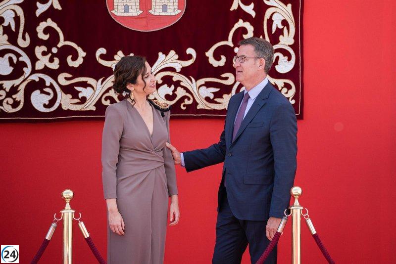 Feijóo apoya a Ayuso en su toma de posesión como presidenta en Sol.