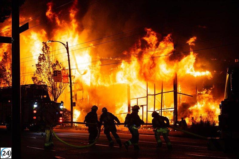 Bomberos y sanitarios de Madrid regresan de Canadá tras apoyar en incendios durante dos semanas.