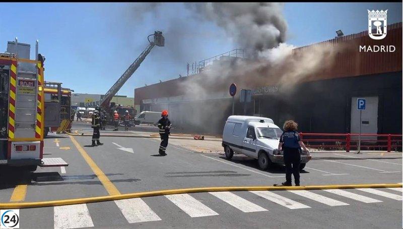 Bomberos controlan incendio en carnicería en Mercamadrid.