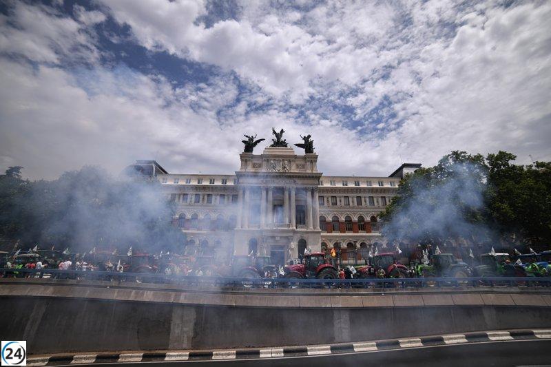 Agricultores exigen apoyo contra la sequía en tractorada frente al Ministerio de Agricultura.